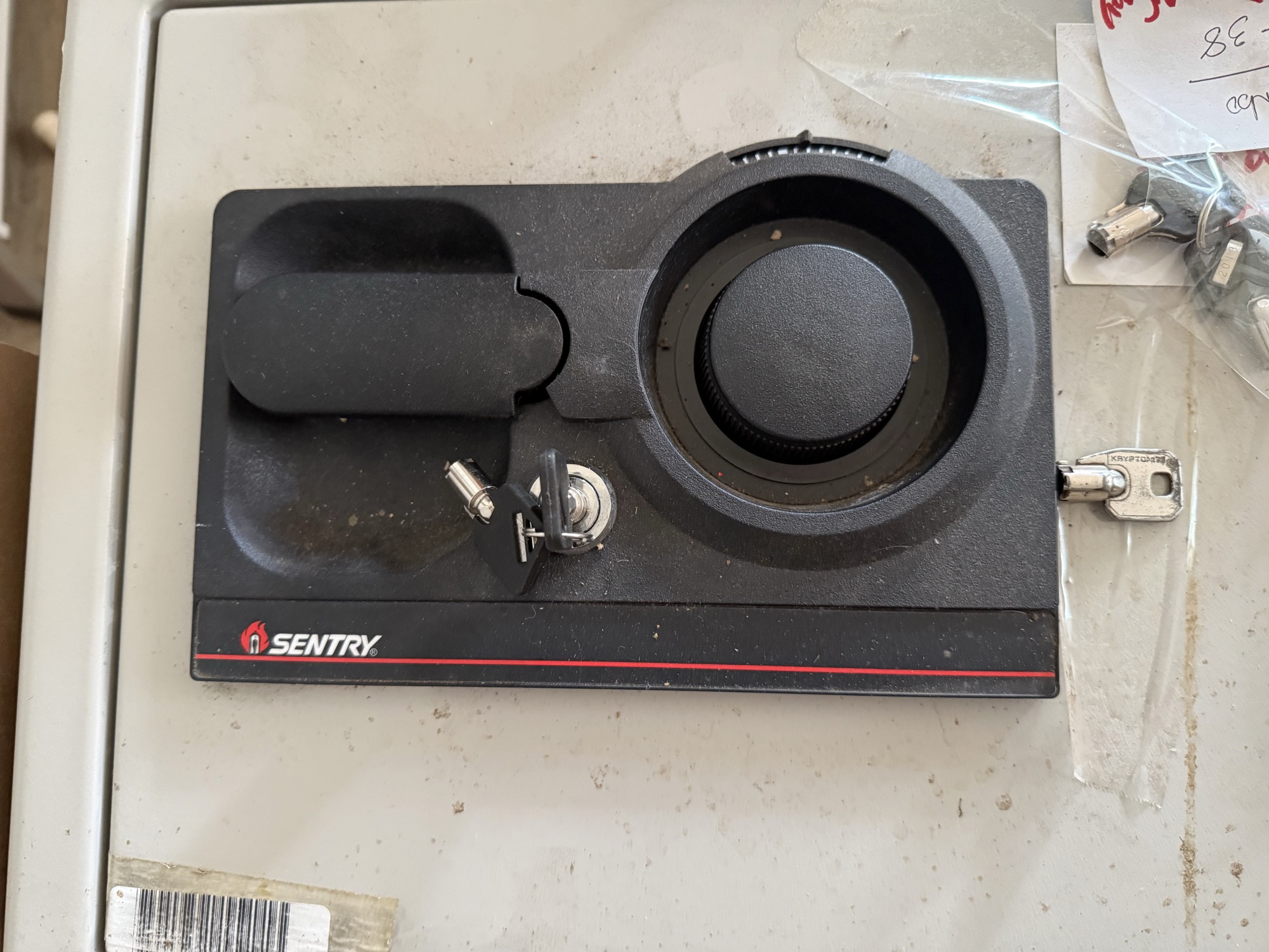 Combination dial and key lock mechanism on a Sentry safe door